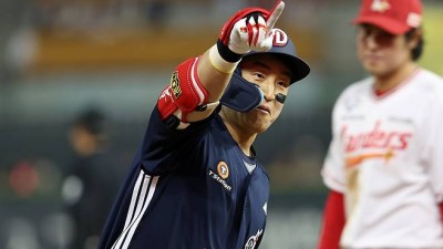 화끈 이적포·낭만 3루타… 봄 야구, 눈 돌릴 틈이 없다