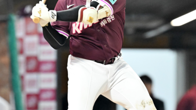 스윙하다 손가락 공 맞고 악! 다행히 큰 부상 아니었다...검진 결과 '단순타박상' [오!쎈 광주]