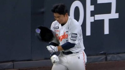 '분노 끓어오른' 문현빈, 헬멧을 허벅지에 패대기!…얼마나 속상했으면→삼성 호수비에 막힌 한화 마지막 희망 [대전 현장]