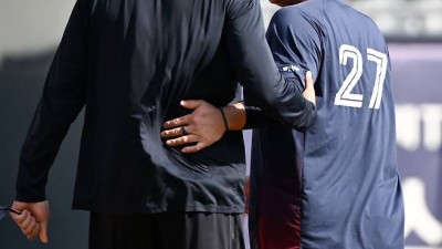 '갑자기 달려온 192cm 거구' 떠났어도 동생 걱정뿐...유강남 등에 안긴 이재원, 잠실서 훈훈 재회 [잠실 현장]