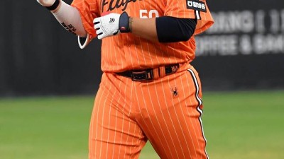 '100억 거포' 깜짝 라인업 제외 왜? '타점 1위+홈런 4개' 위력 제대로인데 다리 통증이 좀… [부산체크]