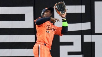 연패중 이틀연속 치명적 실책, 이러니 손아섭 보낼 수 밖에… '살인 타선'의 역설, '페라자-강백호' 교통정리도 쉽지 않다