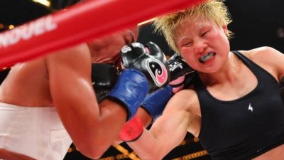 한국 여자복싱 간판 신보미레, 세계 챔피언 바움가드너에 10라운드 혈투 끝 판정패