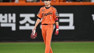 '한화 악재' 150km/h 직구에 왼팔 맞은 심우준, 이도윤으로 교체…전완부 타박상, 현재 아이싱 중 [대전 라이브]