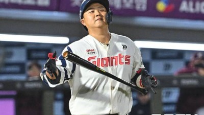 대타 준비하자 관중석에서 탄식, 롯데 차세대 거포가 이런 처지라니…OPS .573 부진 탈출 절실하다