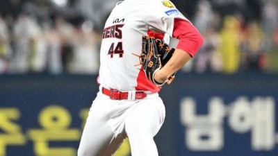 '아뿔싸' 한화가 포기한 태양이 사라졌다, '4억' 살림꾼 어깨 통증 이탈…본인도 울컥하더라 [오!쎈 창원]