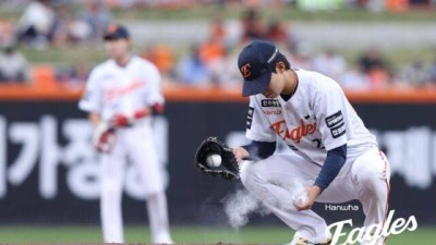 '볼넷-볼넷-볼넷-볼넷-볼넷-볼넷' 1순위 황준서 전격 2군행, 김경문 안타깝다 2회 막혔다, 이제는 해줘야 하는데 [MD대전]