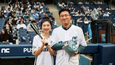 35년 직장생활 마치는 날, 프로야구 시구자로 나섰다!...딸 덕에 마운드 선 아빠 잊지 못할 하루 선물받아