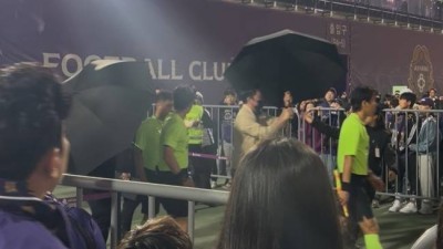 [K리그1 이슈] 욕설 퍼붓고 난입해 수건 날리고...판정 불만 가득한 안양 팬들, 심판들과 일촉즉발 상황