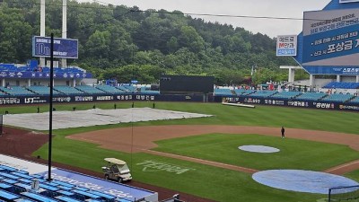 [현장]'비 그친 라팍' 후라도 vs 왕옌청, 사생결단 결승전 성사… 12시 50분 방수포 철거