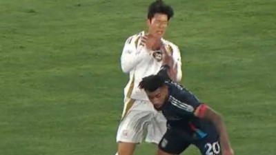 '손으로 손흥민 목을 치네'... 큰 부상 당할 뻔한 아찔 장면[스한 스틸컷]