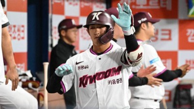 ‘와 대박’ 양현종 마수걸이 홈런 터졌다! 국대 에이스 150km 통타→데뷔 2년 만에 첫 아치 감격 [오!쎈 고척]