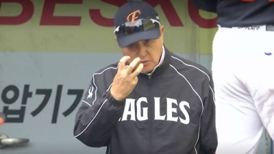 '문현빈 눈찌르기 루틴 하지마? 집중해?' 김경문 감독, 직접 눈 가리키며 취한 동작 '설왕설래'