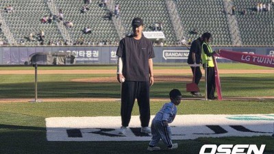 오른팔에 붕대 칭칭 감고…수술 앞두고 잠실구장 찾은 LG 유영찬, 왼손으로 아들과 공놀이