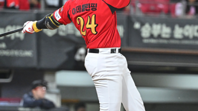 똑똑하다 125m 중월스리런→120m 중월솔로→125m 중월솔로, 연이틀 챔필 폭격...KIA 괴물타자 왔다! 정식계약서 받으려나