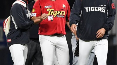 '악' KIA 타구 직격에 깜짝, 강백호도 놀라서 달려왔다…단순 타박상 천만다행이다