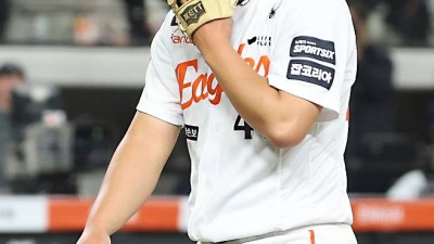 ‘최악 투구’ 김서현, 1군 무대 복귀전 4실점 ‘이게 선수 살리는 길인가’