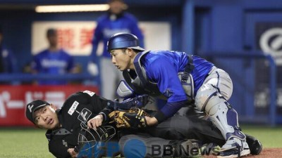 '심판 의식 불명' 日야구, 위험한 스윙에 즉각 퇴장 방안 모색