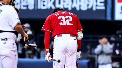 두산 팬들은 아직 화가 안 풀렸을까… 김재환 삼진-아웃에 환호, 서로를 바라보는 복잡한 심정