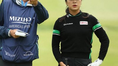 '디펜딩 챔피언 티띠꾼과 맞붙은' 윤이나, 2R서 급등한 10위권 [LPGA]
