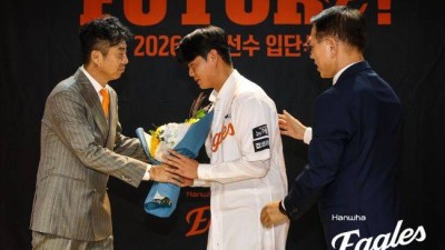 '불꽃야구→육성선수→정식선수' ERA 1.29 대졸 사이드암, 감격의 1군 데뷔전 기회 잡았다…한화 연습생 신화 탄생할까