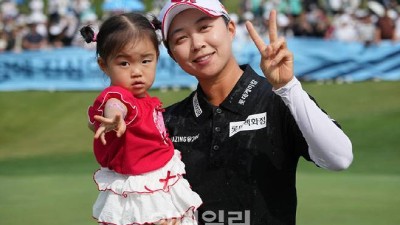 우승 순간 세 살 조카부터 번쩍 안은 김효주