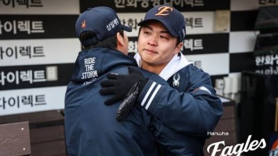 그냥 안아주는 것밖에… 문동주 떠올리다 울컥한 한화 에이스, 선발진 붕괴 속 진심 고백 팀이 함께 노력해줘 감사하다