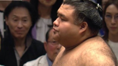 日 스모 천하장사 쓰러뜨리니 1분 만에 '벼락부자'... 하위 랭커가 한번 이겼는데 27억 돈 잔치 왕을 쓰러뜨린 자