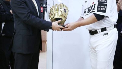 KT 새 구단주 위즈파크에 떴다! 선수단에 한우 특식 제공…장성우 책임감 갖고 좋은 성적 낼 것 [MD수원]