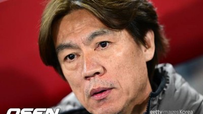 '한국 수비 뻥뻥 뚫리는데?' 논란의 스리백에 답한 홍명보 감독 “스리백과 포백, 같이 쓰도록 준비했다”
