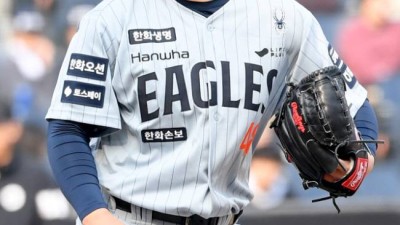 원종혁, 뜬공 처리중 포수 허인서와 '쿵!'…큰 부상 아냐 안도의 한숨