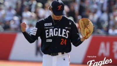 팀원들이 모자에 24번 적어줘 감동 한화 강백호 7타점쇼에 가려진 화이트 미친 복귀전…153km에 7색조? 이러면 쿠싱 보낸 거 이해합니다[MD수원]