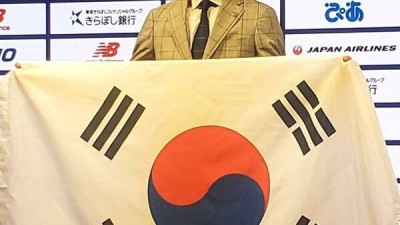감동 선사! '韓 전설' 日 땅에서 태극기 펼쳤다...은퇴 위기 딛고, 네 번째 월드컵 앞둔 김승규 소중한 의미 새기며 감사히 임할 것