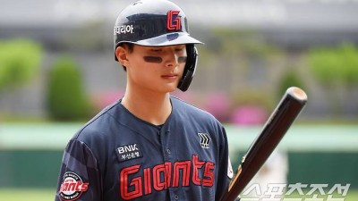 롯데 최고의 아이콘, 국대 외야수가 어쩌다 이 지경까지...슈퍼스타가 되는 길은 멀고도 힘들다