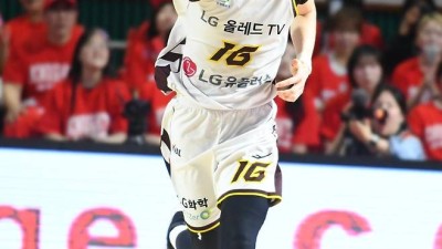 프로농구 FA 1호 계약은 정인덕! 4년·보수총액 3억5000만원에 잔류…“LG에서 더 많이 우승하고 은퇴하는 게 목표”