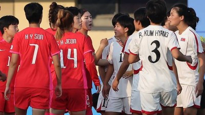 한국 GK 머리에 발길질→전반 초반부터 백태클…지소연이 고발한 北 깡패축구, 같이 욕하고 발로 차겠다 강경 대응 이유 있네