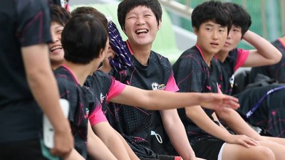 나이키·아디다스 축구화 신고 시종일관 ‘화기애애’…입국·기자회견과는 사뭇 달랐던 내고향축구단의 훈련 현장