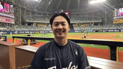 끝없는 공부, 강철 멘탈…한화 마운드 지키는 ‘5무원’ 왕옌청