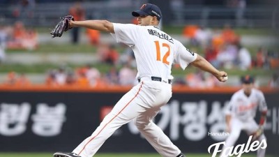 8회 수비 흔들린 한화, 롯데에 역전패…힘겨운 5할 승률
