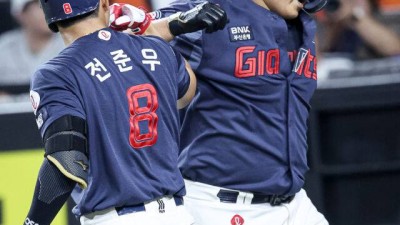 '홈런-홈런-홈런' 이대호 후계자, 두산서 온 트레이드 이적생 해냈다…롯데 팬들도 열광하다 팀 분위기+승리에 중요한 역할 [MD대전]