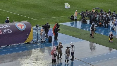 장대비 쏟아져 앞 안 보이는 수원…여자축구 클럽 '남북전 변수'