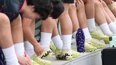 나이키 축구화, 웃음 넘치는 북한 선수들…내고향, 수원FC 누가 웃을까