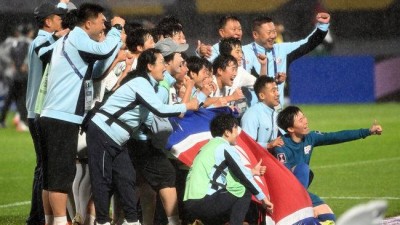 '승리→인공기 꺼내 든' 北 감독, 한일전이 뭡네까? 불만 표출
