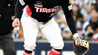 'KIA 2억 승부수' 왜 아직 2군인가, 냉정히 주전 경쟁 밀렸다…와도 대타, 지켜보겠다