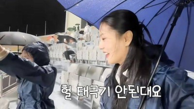 인공기 세리머니는 되고 태극기는 안 된다? 수원FC 홈경기가 북한 원정 됐다...'혈세 3억 공동응원' 논란 폭발
