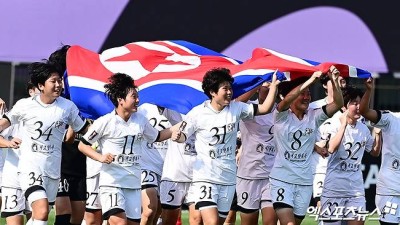 북한은 '태극기' 모자이크 처리했는데→한국 땅에 또 펄럭인 北 인공기…'AWCL 우승' 내고향, 북한 국기 펼치고 공동 응원단 앞으로 '와~' [수원 현장]