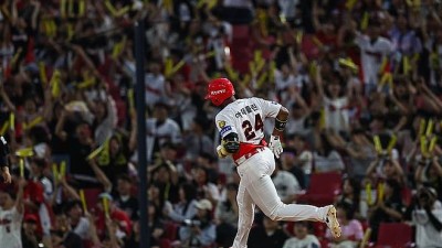 '0-4→5-4 약속의 8회 나왔다' KIA, SSG 상대 짜릿한 역전승···시리즈 스윕 노린다