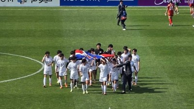 '해괴한 광경' 인공기 들고 경기장 돈 北 내고향, 관중석 곳곳에서 쏟아진 박수 [수원 현장]