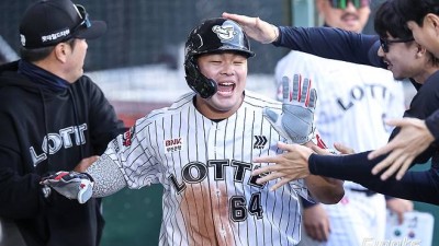 '롯데 김동현이 누구야' 가르시아 따라하던 그 타자, 데뷔 첫 안타가 2루타→3루타까지 펑펑! '폴리그 우수타자상' 괜히 탄 게 아니었다