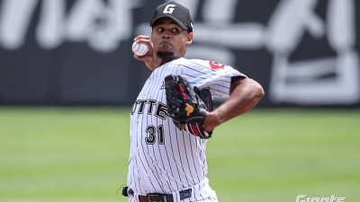 '폰·와 수준' 과대 평가였나? 롯데 157km 에이스 성적도 실망스러운데, 급기야 허리 잡았다